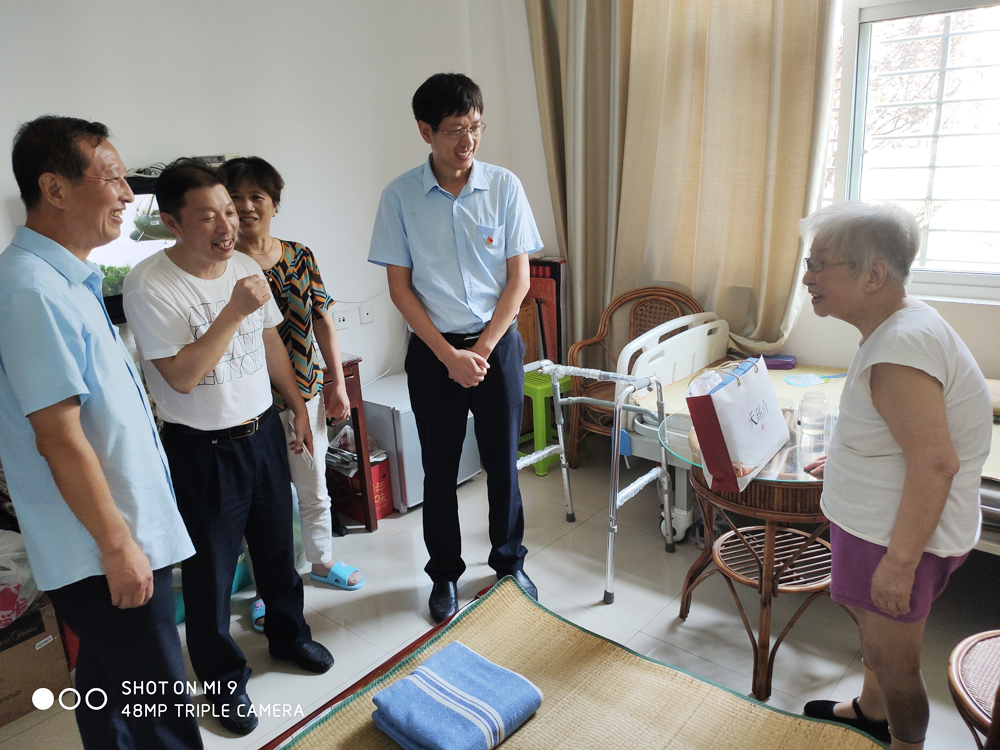 夏日送清凉，情满敬老院——地产集团党团员自愿者爱心慰问晚年公寓